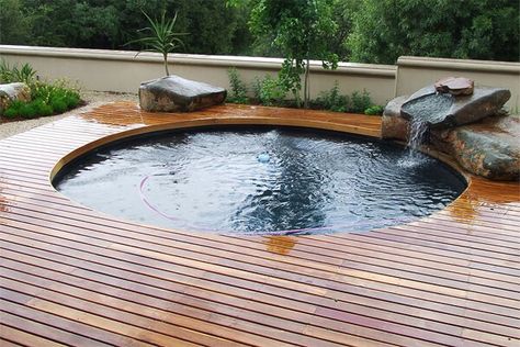 Tank Swimming Pool, Stock Tank Pool Diy, Outdoor Hot Tub, Oberirdische Pools, Relaxing Backyard, Kleiner Pool Design, Hot Tub Deck, Small Swimming Pools, Stock Tank Pool