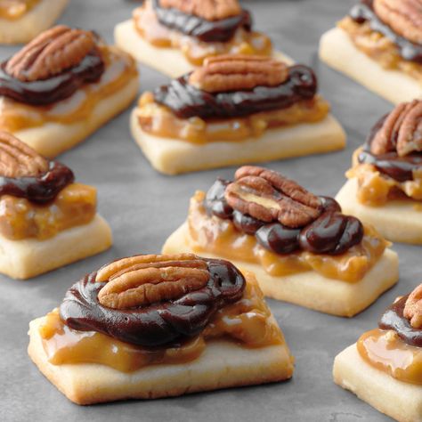 Caramel Pecan Shortbread Caramel Pecan Shortbread, Marshmallow Treats Recipe, Pecan Shortbread, Candy Bar Cookies, Bake Off Recipes, Shortbread Recipes, Caramel Pecan, Fall Cookies, Caramel Recipes