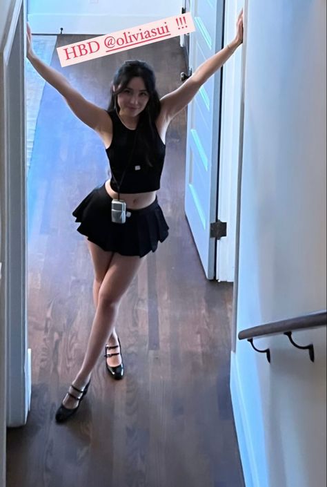 Courtney Miller And Olivia Sui, Olivia With Taylor Swift, Olivia Benson Cat, Olivia Sui, Olivia Meme, Olivia Rodrigo Brit Awards, Courtney Miller, Beautiful Dresses Short, Smosh