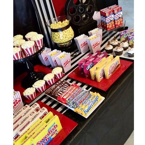 Hollywood Themed Snacks, Movie Party Concession Stand, Hollywood Theme Party Food, Movie Theater Birthday Party Ideas, Movie Night Concession Stand, Night Party Decorations, Movie Night Party Decorations, Movie Theater Party, Deco Cinema