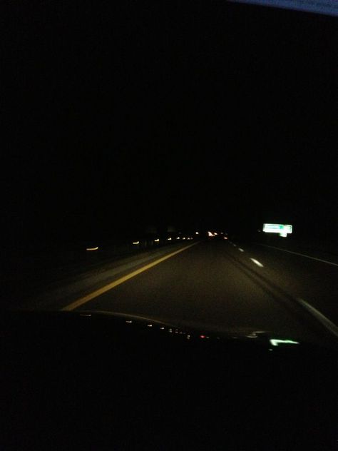 Highway At Night, Dark Paradise, Driving Photography, Night Vibes, Tumblr Photography, Night Driving, Jolie Photo, Night Aesthetic, City Aesthetic