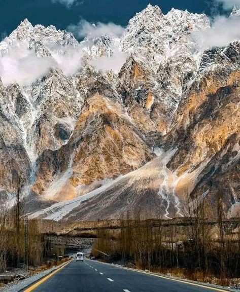 Pakistan Tourism, Hunza Valley, Pakistan Travel, Busy Schedule, Bhutan, Beautiful Places To Visit, Mountain Landscape, Wonderful Places, Holiday Ideas