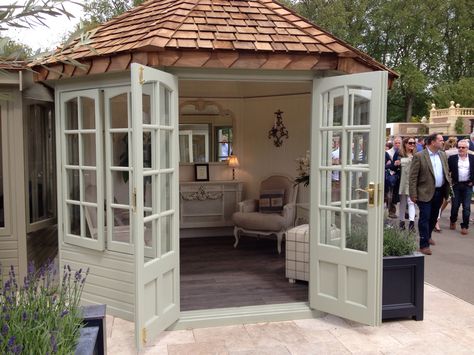 Large Hopton octagonal summerhouse from the Malvern Collection via Malvern Garden Buildings, as seen at Chelsea Flower Show in 2016. Visit Malvern at Squires Garden Centre in Shepperton, TW17 Photo credit: Mansell Hexagon Summer House Ideas, Octagonal Summer House, Summer House Interiors, Corner Summer House, Glass Cabin, Shed Interior, Summer House Garden, Gazebo Pergola, Garden Centre