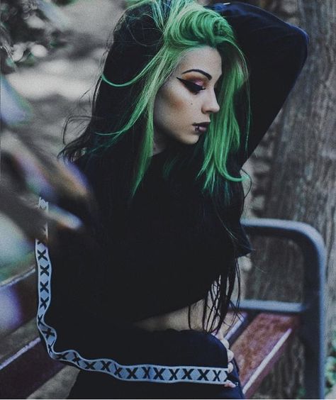 Black And Green Hair, Exotic Hair Color, Exotic Hair, Dark Beauty Fashion, Color Block Hair, Female Tattoo Models, Mexican Women, Hairstyles For Layered Hair, Goth Women