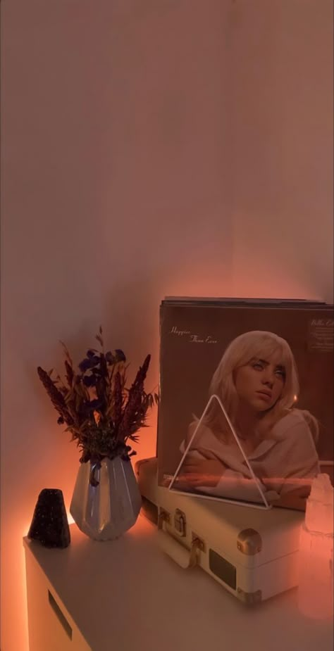 Billie Eilish Vinyl Aesthetic, Billie Eilish Aesthetic Vintage, Billie Eilish Record, Billie Eilish Vinyl, Billie Eilish Wallpaper, Vinyl Aesthetic, Billie Eilish Vídeos, Grunge Aesthetic, My New Room