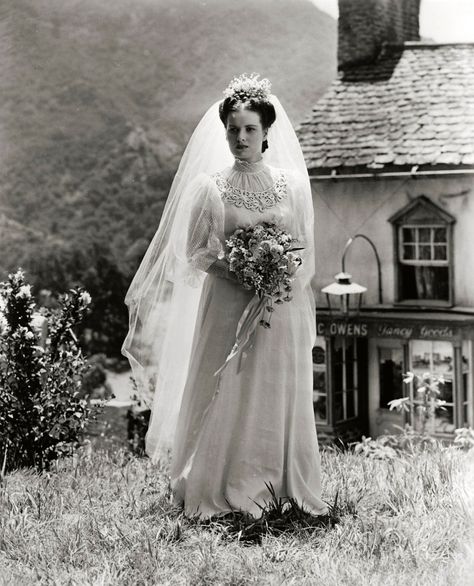 Maureen O'Hara Maureen O Hara, Maureen O'hara, Wedding Movies, Vintage Wedding Photos, Wedding Gowns Vintage, Bride Gowns, Bridal Fashion Week, Vintage Bride, Vintage Bridal