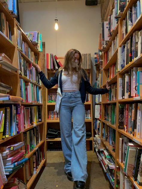 Bookstore Fits, Annabel Core, Bookstore Photoshoot, Ellie Core, Library Photo Shoot, Library Girl, Library Aesthetic, How To Pose, Book Girl