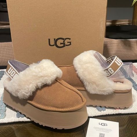 Platform Ugg Slippers, Ugg Funkette, Ugg Platform Slippers, Designer Sneakers Women, Ugg Platform, Shoes Wishlist, Cute Uggs, Slippers Outfit, Fluffy Shoes