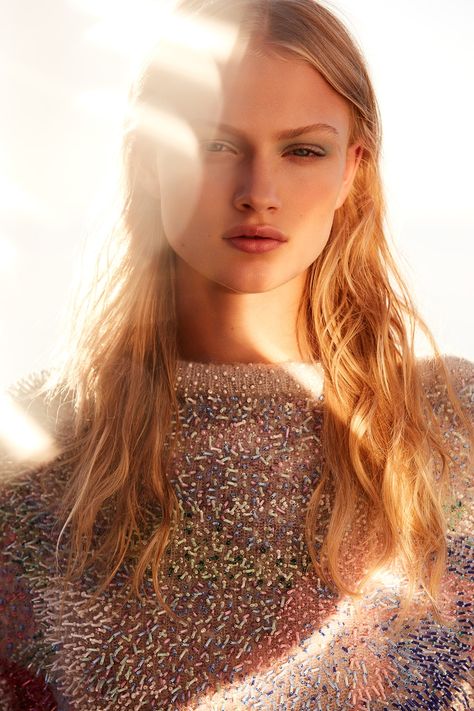 Harper's Bazaar Kazakhstan October 2018 Harriet Longhurst by Kate Davis-Macleod | Fashion Editorials Blonde Woman Photography, Fashion Photography Outdoor, Golden Hour Editorial Photography, Beach Beauty Editorial, Natural Light Fashion Editorial, Beyonce Harpers Bazaar 2021, Kate Davis, Frida Aasen, Glitter Fashion