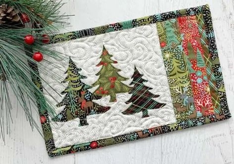 Christmas Mug Rugs, Mug Rug Tutorial, Quilted Placemats, Christmas Sewing Projects, Mug Rug Patterns, Christmas Quilting, Place Mats Quilted, Placemats Patterns, Rug Patterns