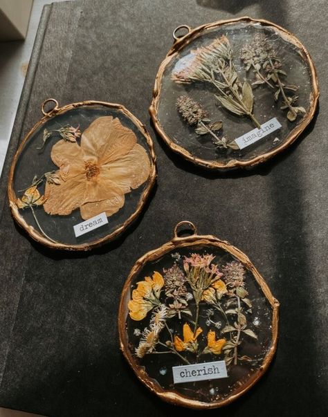 Dried Flower Crafts To Sell, Dried Flower Ornament Diy, Diy Nature Crafts, Window Jewelry, Resin Dried Flowers, Stepping Stones Diy, Dried Flower Jewelry, Wildflower Art, Dream Farm