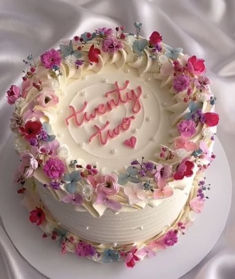 Cake Trends 2024 Birthday, Birthday Cakes Floral, Floral Bday Cake, June Birthday Cake, Gemini Birthday Cake, 26th Birthday Cake, Garden Party Cake, Birthday Cake Flowers, 26 Birthday Cake