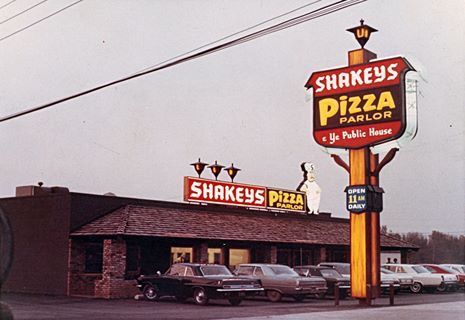 The Original (and first) Shakey's Pizza. The history of Shakey's Pizza Parlor begins in 1954, when Sherwood “Shakey” Johnson opened the first Shakey's Pizza Parlor® in a remodeled grocery store on 57th and J Street in Sacramento, California. Shakey's Pizza, Shakeys Pizza, Pizza Parlor, Pizza Crust Recipe, Quality Family Time, Vintage Restaurant, Public House, Eat Pizza, Vintage Memory