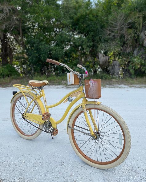 Cute Bicycles, Bicycle Aesthetic Girl, 80s Bicycle, Aesthetic Bicycle, Bicycle Aesthetic, Bici Retro, Cute Bike, Yellow Bike, Bicycle Pictures