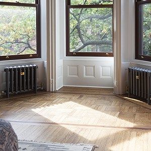 brooklyn-brownstone Steam Radiators, New York Brownstone, Cast Iron Radiator, Iron Radiator, Window Reveal, Column Radiator, Townhouse Interior, Mid Century Furnishings, Bow Window