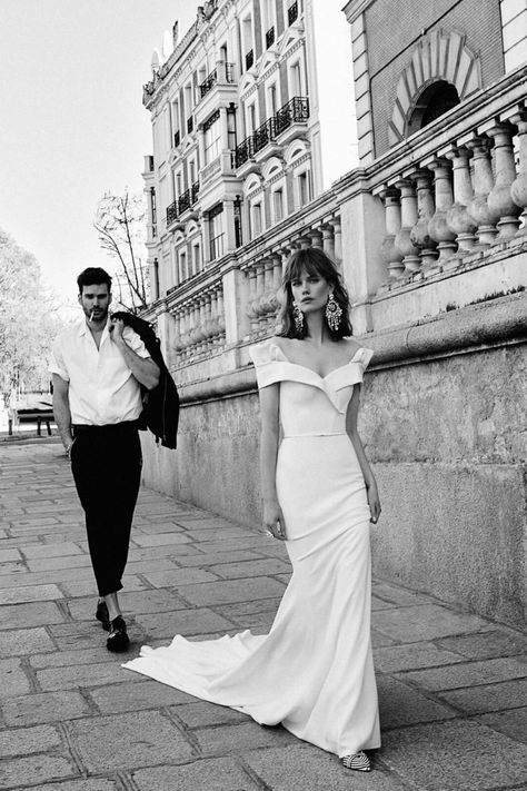 Elegant Sheath Wedding Dress, Bridal Off Shoulder, Homecoming Poses, Prenup Ideas, Flora Bridal, Sustainable Wedding Dress, Wedding Inspirasi, Bride Fashion, Sheath Wedding