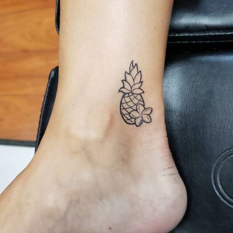 Hawaiian Tattoos For Women, Hawaiian Tattoo Traditional, Hawaiian Tattoo Meanings, Pinapple Tattoos, Hawaiian Flower Tattoos, Hawaiian Tattoos, Le Tattoo, Hawaii Tattoos, Pineapple Tattoo