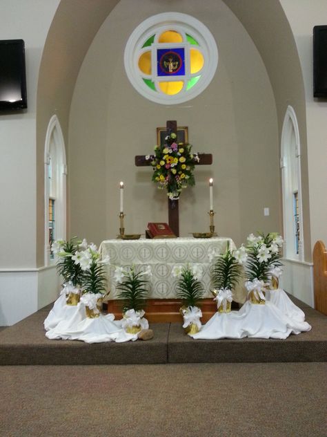 Catholic Church Easter Decorations, Easter Altar Decorations, Easter Church Flowers, Sanctuary Decor, Church Christmas Decorations, Church Altar Decorations, Catholic Altar, Altar Design, Church Easter Decorations