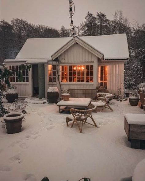 my scandinavian home: Step Inside a Cosy Swedish Allotment Cottage Dressed for Christmas Swedish Wooden House, Scandinavian Cabin Swedish Cottage, Scandinavian Interior Dining, Scandinavian Cottage Exterior, Small Scandinavian House, Scandinavian Interior Dining Room, Swedish Style Home, Swedish House Design, Swedish House Interior