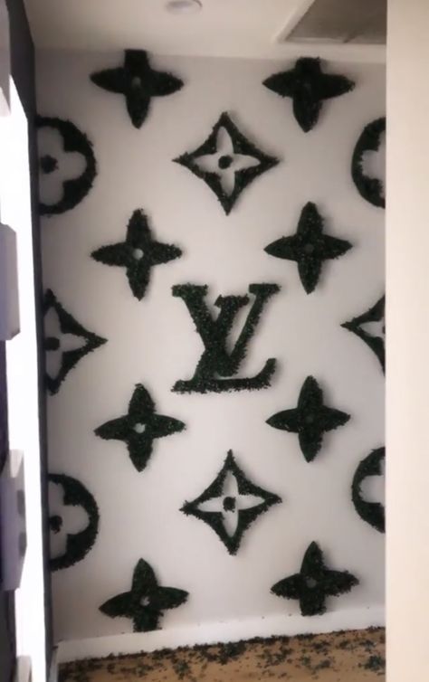 Louis Vuitton Grass Wall Art, Lv Grass Wall Decor, Painting Ideas Bedroom Aesthetic, Aesthetic Door Painting, Wallpaper On Walls, Door Painting Ideas Bedroom Aesthetic, Bedroom Door Painting, Door Painting Ideas Bedroom, Painting Ideas Bedroom