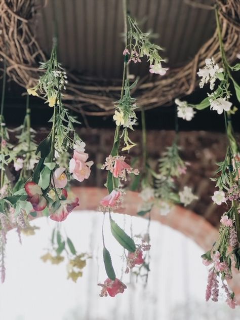 DIY Flower Chandelier #diy #flowerchandelier #porchdecor Diy Flower Chandelier, Flower Chandelier Diy, Floral Chandelier Diy, Chandelier Wreath, Bouquet Display, Farmhouse Porches, Chandelier Planter, Nursery Chandelier, Chandelier Diy