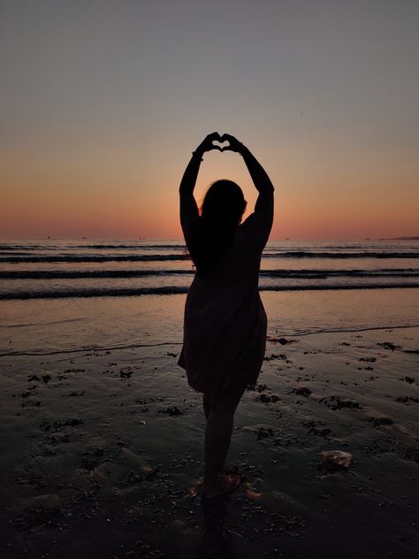 Beach Pics For Chubby, Pose In Beach, Plus Size Beach Photoshoot, Sunrise Poses, Simple Photo Ideas, Heart Pose, Beach Picture Ideas, Beach Poses For Chubby, Beach Poses By Yourself Photo Ideas