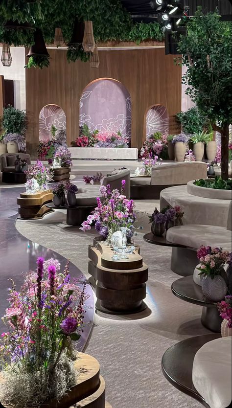 Khaleeji Wedding, Nikkah Party, Weddings Decorations Elegant Romantic, Simple Elegant Wedding Dress, Lebanese Wedding, Forest Theme Wedding, Classic Wedding Decorations, Wedding Stage Design, Luxury Wedding Decor