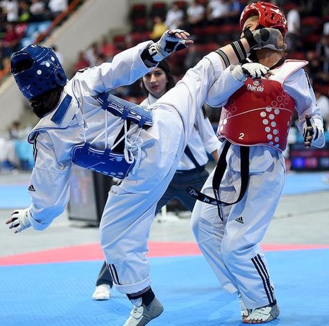 Tkd Sparring, Sparring Taekwondo, Tkd Girl, Football Anime, World Taekwondo, Taekwondo Girl, Carl Lewis, Martial Arts Women, Sports Aesthetic