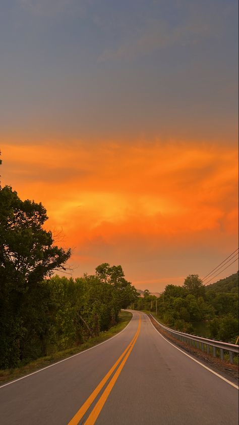 Sunset In Tennessee, Vibey Aesthetics Wallpaper, Road Sunset Aesthetic, Driving Sunset Aesthetic, Aesthetic Road Pictures, Aethstetic Pictures, Sunset Drive Aesthetic, Tennessee Pictures, Sunset On The Road