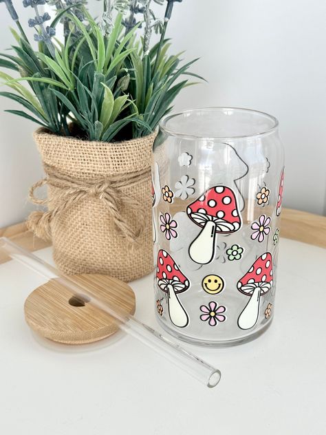 Mushroom Cups, Mushroom Cup, Beer Can Glass Design Flowers, Beer Can Glass Design Boho, Beer Can Glass Design Mushroom, Copo Starbucks, Beer Bottle Art, Glass Tumbler Design, Sublimation Ideas Projects Inspiration