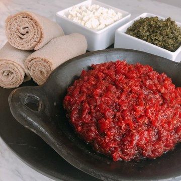 Melian Refugee on X: "she posted some D-tier ethiopian food it should look like this: "kitfo", beef tartare mixed w butter & chili powder, served with a cottage cheese to cool heat & eaten with injera bread, a fermented spongey barley flatbread which is used as a tool to pick up and eat. incredible… https://t.co/gx1EieGtSm" / X Injera Bread, Ethiopian Injera, Beef Tartare, Ethiopian Food, Flatbread, Chili Powder, Cottage Cheese, Barley, Chili