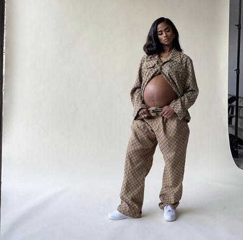 Maternity Outfits Black Women, Maternity Shoot Black Women, Maternity Outfits For Photoshoot, Pregnancy Slay, Pregnancy Questions, Cute Pregnancy Pictures, Pregnancy Goals, Family Maternity Photos, Pretty Pregnant