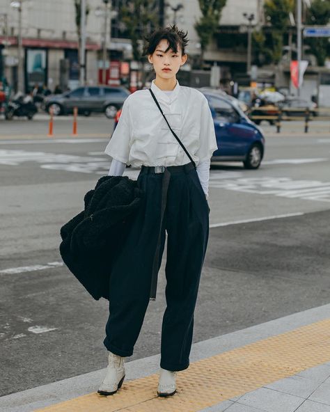 Masculine Skirt Outfit, Korean Street Fashion Grunge, Japanese Street Fashion Summer, Japanese Fashion Street Tokyo Style, Korean Street Styles, Queer Baiting, Japan Fashion Casual, South Korean Fashion, Korean Fashion Summer Street Styles