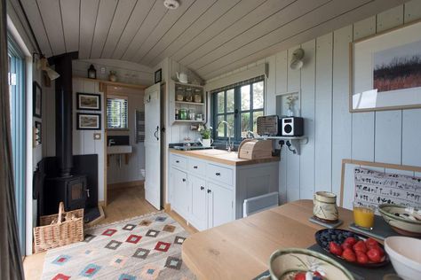 Tregwelan Shepherd's Hut, Holiday Cottage in Padstow | Cornwall Design Case Mici, Cottage Shabby Chic, Classic Cottage, Country Cottage Decor, Cabin Kitchens, Shepherds Hut, Induction Hob, Casa Container, Small Cottage