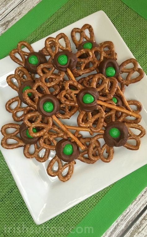 Pretzel Shamrocks: A Chocolate St. Patrick's Day Treat made with Salty Pretzels and Sweet Chocolate Rolos Pretzel Shamrocks, Shamrock Pretzel Pops, Shamrock Pretzels, Pretzel Pops, Salty Pretzels, St Patrick's Day Treats, St Patrick Day Snacks, Pretzel Treats, St Patrick Day Treats