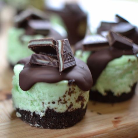 Mini Andes mint cheesecakes. Andes Mint Cheesecake, Chocolate Graham Cracker Crust, Andes Mints, Mint Cheesecake, Small Town Woman, White Chocolate Raspberry Cheesecake, Chocolate Raspberry Cheesecake, Mini Cheesecake Recipes, Andes Mint