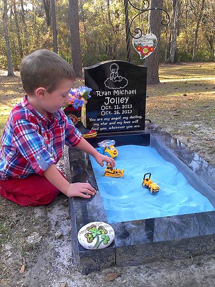 Mom Adds Sandbox to Boy's Grave So Older Son Can Play with His Brother Love Will Find You, Haiwan Lucu, Cemetery Art, Faith In Humanity Restored, Humanity Restored, After Life, 웃긴 사진, Could Play, Six Feet Under