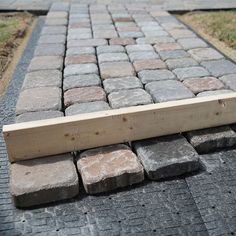 Modern Pavers, Paver Walkway Diy, Paver Sidewalk, Pavers Walkway, Diy Paver, Walkway Designs, Cobblestone Paving, Paver Path, Driveway Pavers