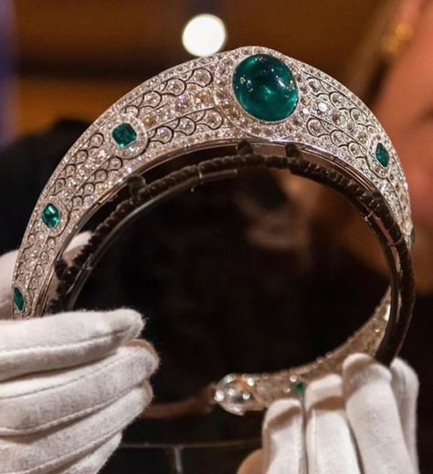 Emerald Kokoshnik Tiara, Kokoshnik Tiara, Most Expensive Jewelry, Lovers Knot Tiara, Royal Crown Jewels, Royal Crowns, Royal Tiaras, Elisabeth Ii, Historical Jewellery