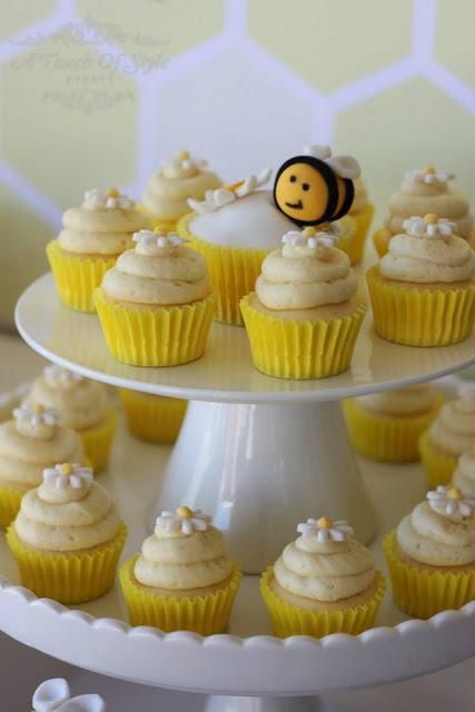 Bee Day Party, Bee Cake Pops, First Bee Day, Bee Themed Birthday Party, Cake Backdrops, Bee Food, Bee Birthday Party, Themed First Birthday, Bee Cakes