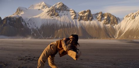 Set against a snow-sprinkled mountain range in Iceland, composer and pianist Hania Rani plays meditative sostenutos on a lone piano in an enthralling new project. Directed by Paris-based filmmaker Neels Castillon, F Major begins with Rani and a figure in the distance before turning its focus to thre Hania Rani, Latest Music Videos, Colossal Art, Visual Culture, Latest Music, Mountain Range, Her Music, Album Art, Performance Art