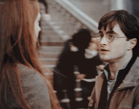 Harry Potter Harry Potter Kiss, Fanfiction Recommendations, Harry Potter Ginny Weasley, Harry Potter Ginny, Kiss Gif, Harry And Ginny, Buku Harry Potter, Images Harry Potter, Bonnie Wright