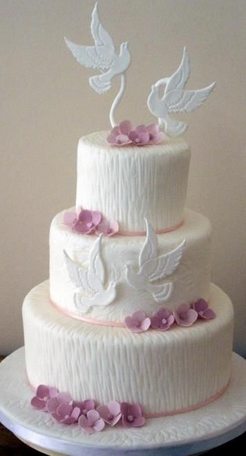 dove cake Dove Wedding Cake, Dove Wedding, Mary Cake, First Communion Cakes, Confirmation Cakes, Wedding Doves, Bird Cakes, Communion Cakes, Tiered Cake