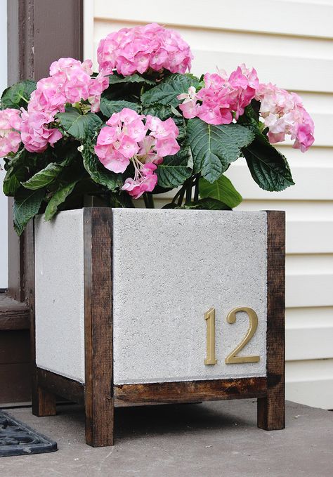 Home Depot DIY paver planter - includes materials list & step-by-step instructions Paver Planter, Pavers Diy, Front Porch Flowers, Summer Planter, Porch Flowers, Diy Planter Box, Diy Planters, House Number, Flower Planters