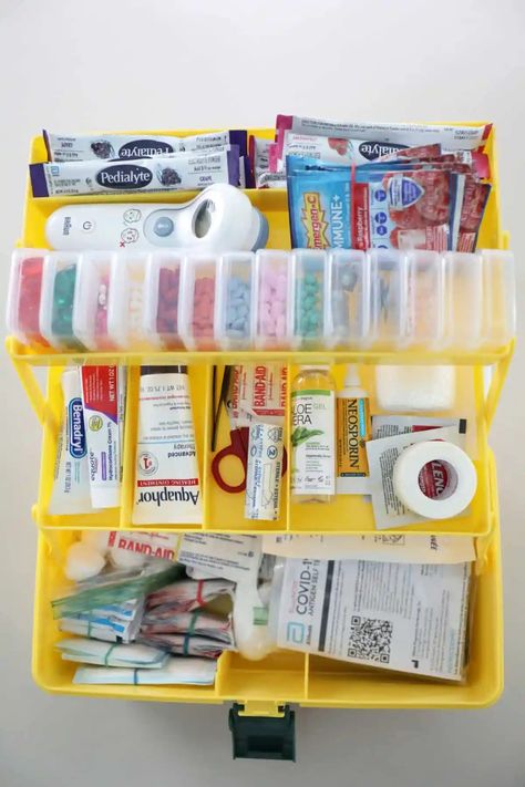 how to make a first aid kit for college College First Aid Kit, Towels Organization, First Aid Kit Storage, Diy First Aid Kit, Make Your Own Labels, Dorm Diy, Home Binder, Healing Ointment, Medical Kit