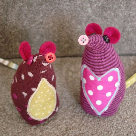 Sock Mouse -put beans in bottom Sock Mouse, Sock Rabbit, Sock Owl, Sock Elephant, Sewn Animals, Doll Sculpting, Diy Sock Toys, Theatre Crafts, Socks Ideas