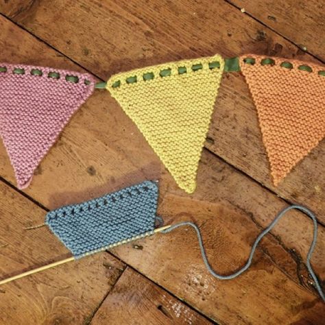 Free Knitted Bunting Pattern by Faye Perriam-Reed Bunting Ideas, Knitted Bunting, Bunting Tutorial, Bunting Pattern, Simply Knitting, Blackwork Embroidery, Crochet Triangle, Christmas Knitting Patterns, Print Media