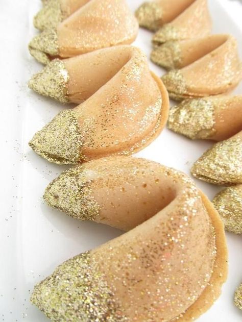 New Years: 25 DIY Sparkly Party Ideas at the36thavenue.com These are so fun! #newyears #glitter #sparkle Edible Gold Glitter, Fortune Cookies, Edible Gold, Glitter Dipped, Edible Glitter, Think Food, White Plate, Fortune Cookie, Eve Parties