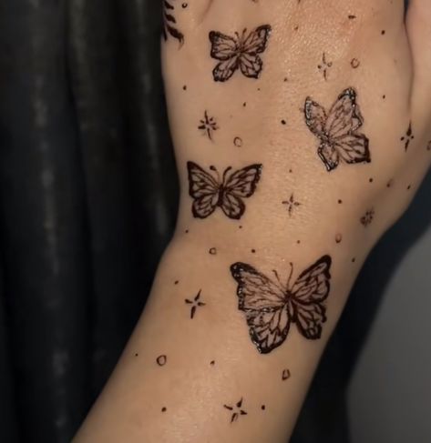 Mehendi Designs Aesthetic, Henna Inspo Simple, Aesthetic Mehendi Designs, Butterfly Tattoo On Hand, Mehendi Aesthetic, Henna Designs Arm, White Henna Designs, Small Henna Designs, Cute Henna Tattoos