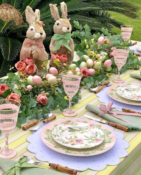 Easter Dinner Table, Spring Table Decor, Tafel Decor, Neutral Christmas Decor, Easter Table Settings, Easter Tablescapes, Easter Inspiration, Easter Bunny Decorations, Easter Centerpieces